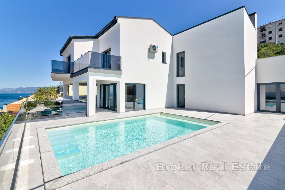 Villa moderna con vista mare e piscina