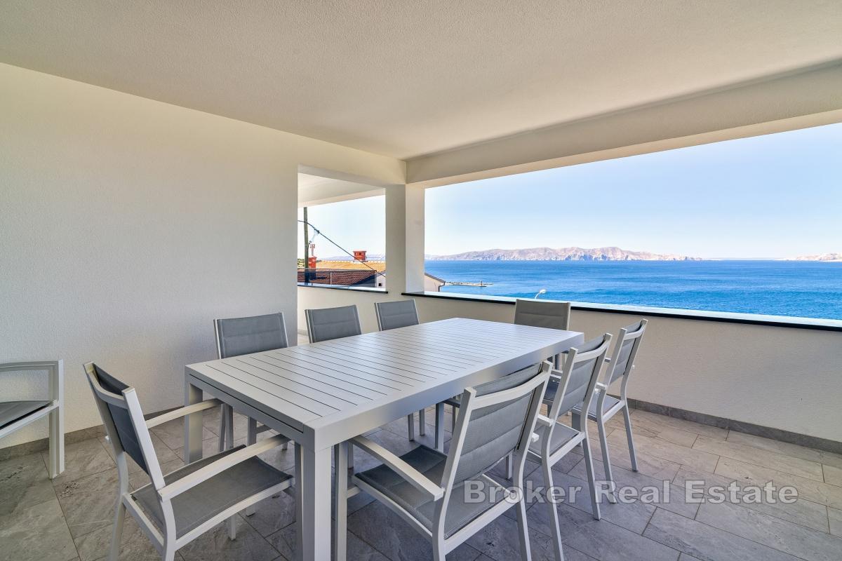 Villa moderna con vista mare e piscina