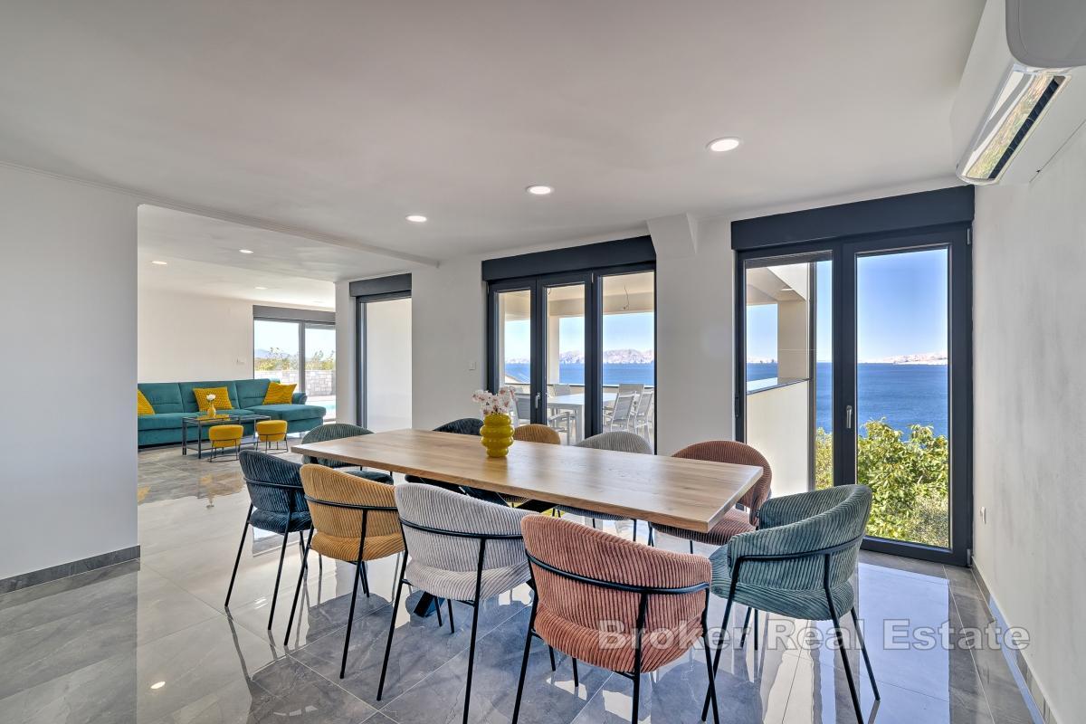 Villa moderna con vista mare e piscina