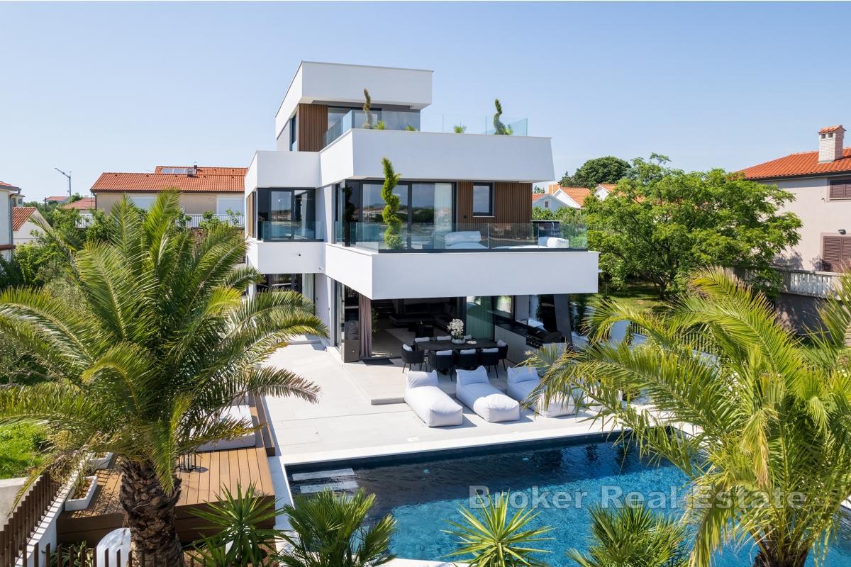 Moderna vila s bazenom, u prvom redu do mora
