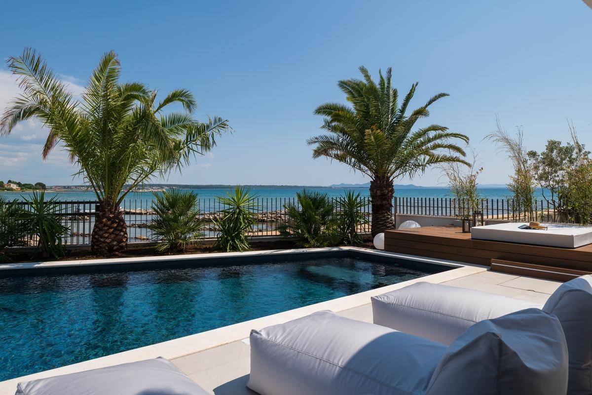 Modern villa with pool, first row to the sea