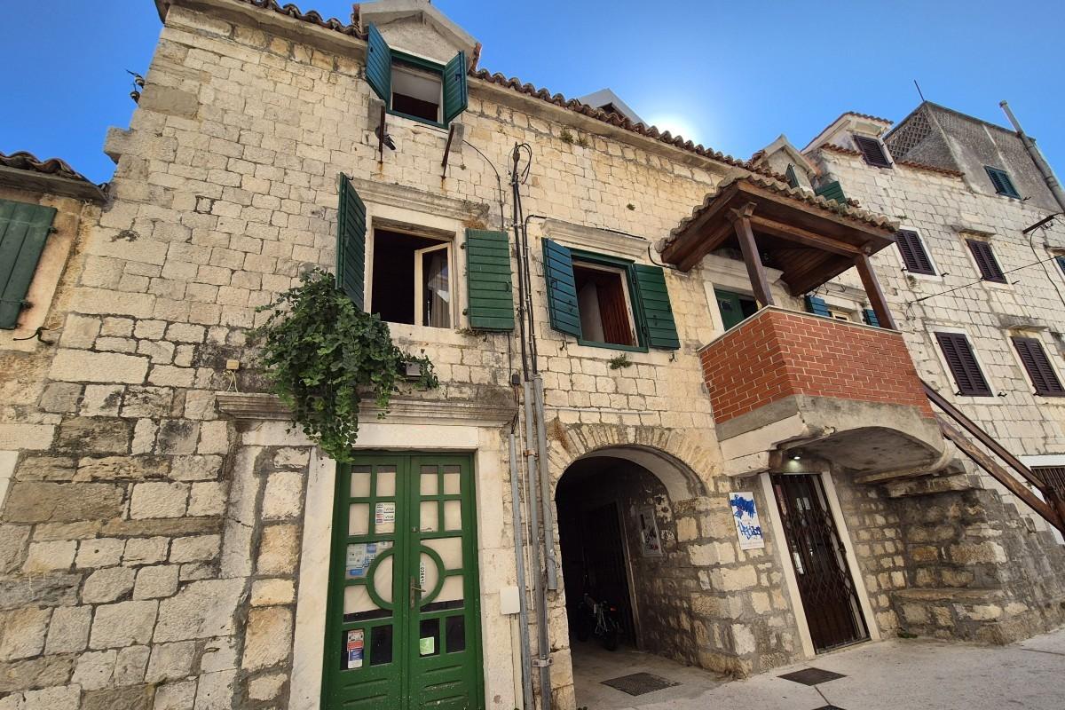 Dalmatinisches Steinhaus im Herzen einer Kleinstadt