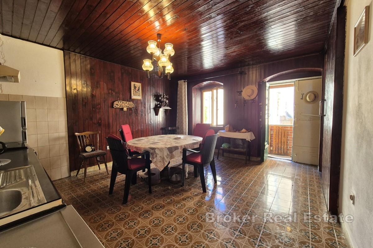 Dalmatinisches Steinhaus im Herzen einer Kleinstadt