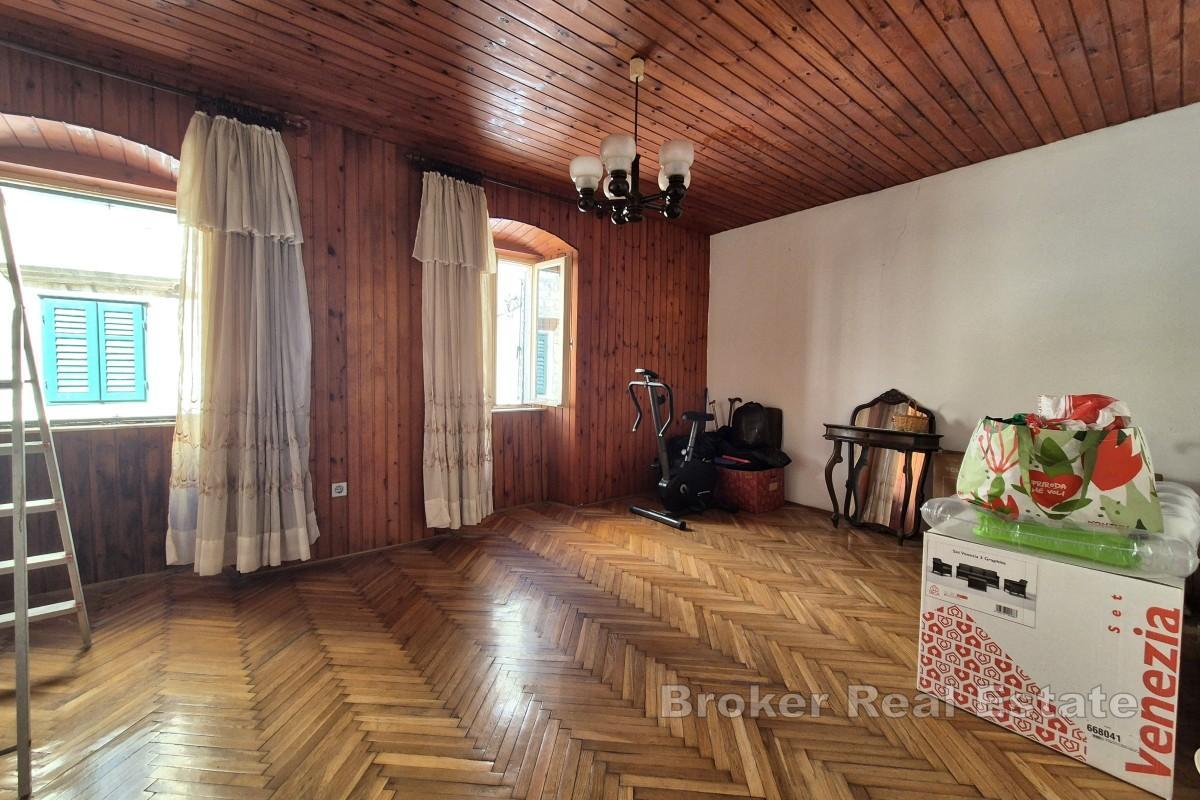 Dalmatinisches Steinhaus im Herzen einer Kleinstadt