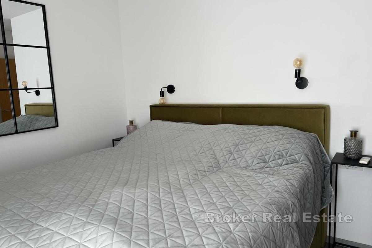 Ampio appartamento con due camere da letto in zona tranquilla vicino al mare