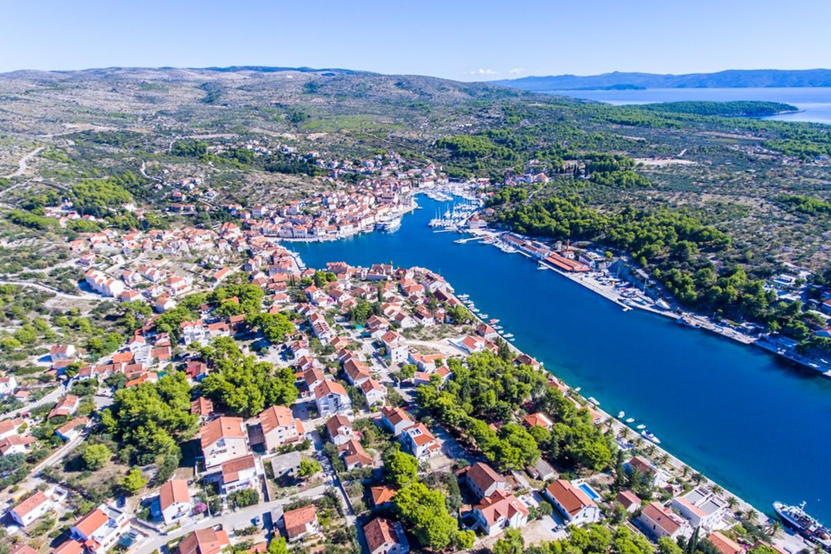 Maison traditionnelle dalmate en pierre près du front de mer