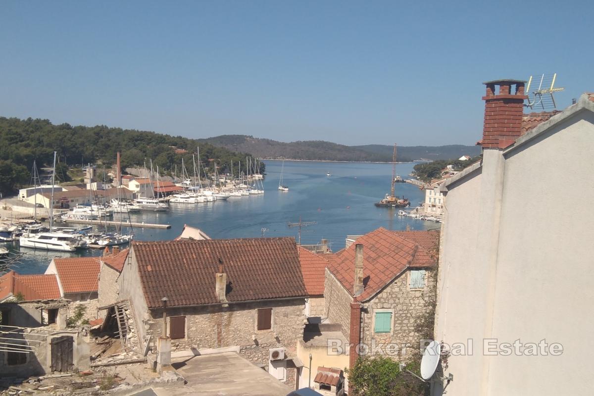 Maison traditionnelle dalmate en pierre près du front de mer