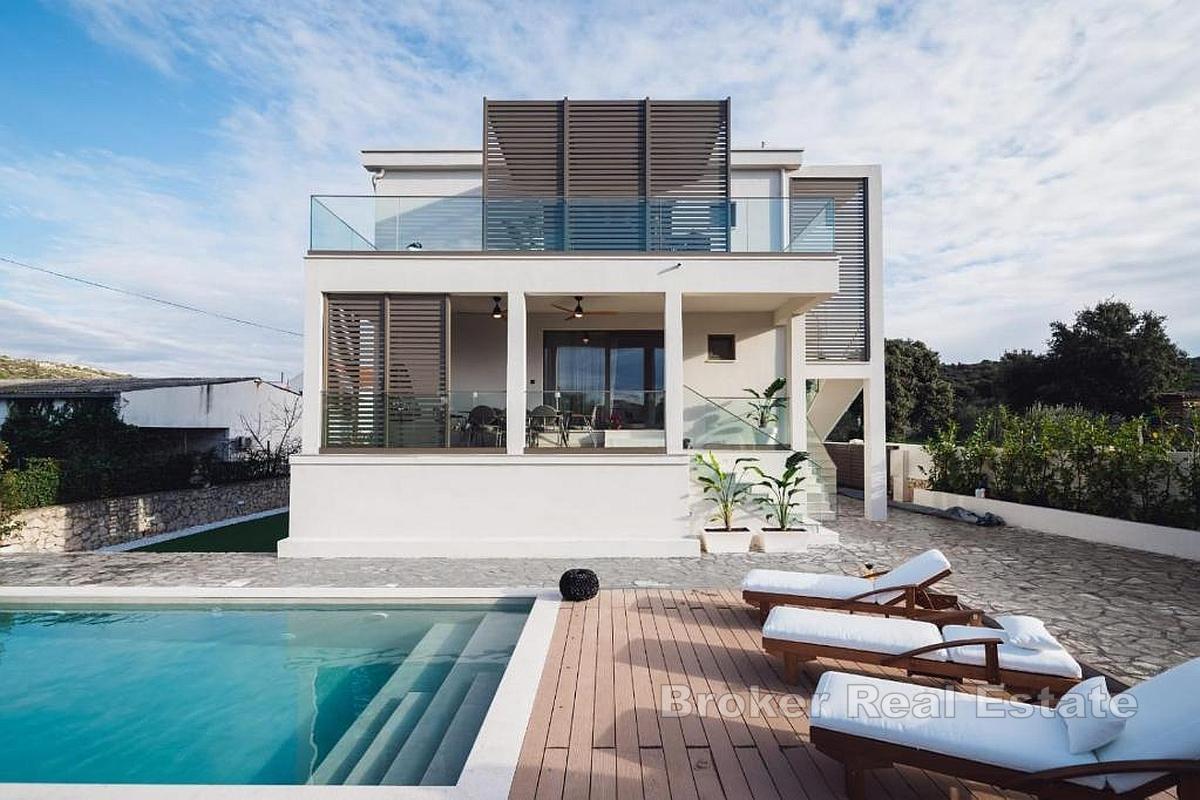 Villa mit Pool, Strandnähe