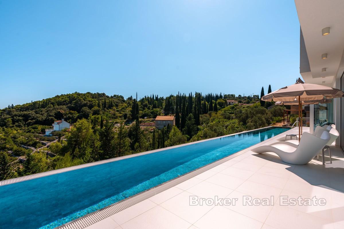Luxuriöse Villa mit Pool und Meerblick