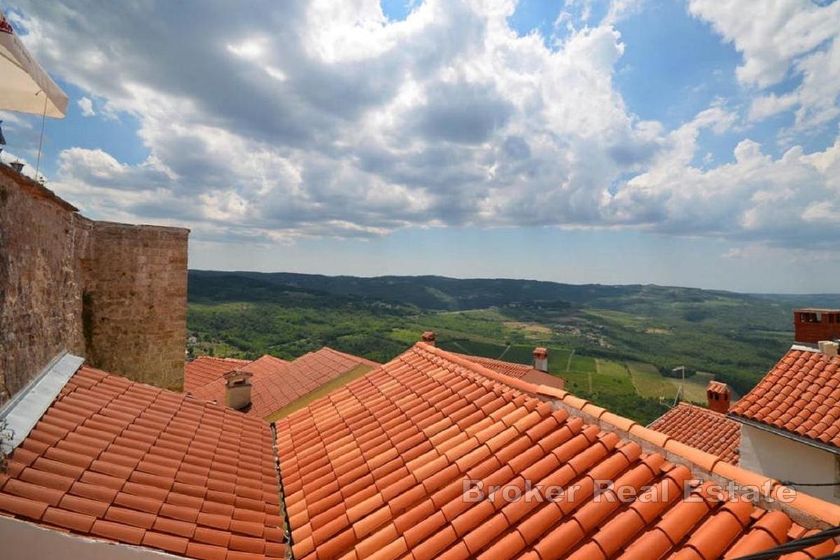 Tradisjonelt steinhus med tre leilighetsenheter