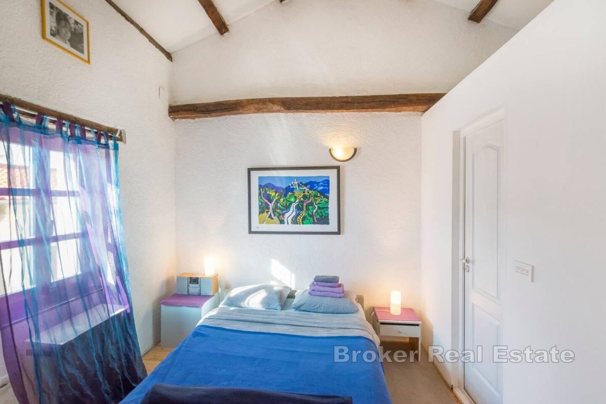 Tradisjonelt steinhus med tre leilighetsenheter