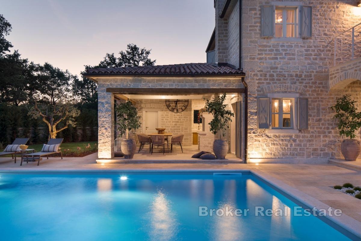 Villa traditionnelle en pierre avec piscine