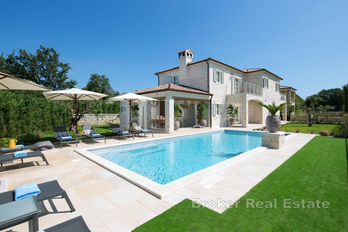 Villa traditionnelle en pierre avec piscine