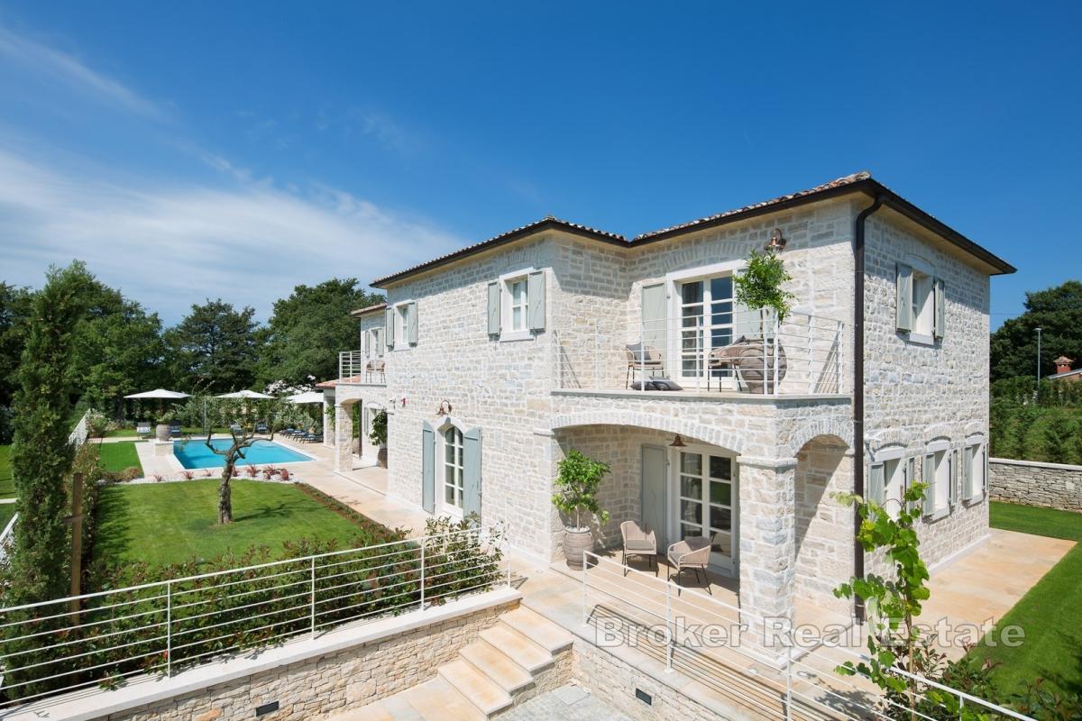 Villa traditionnelle en pierre avec piscine