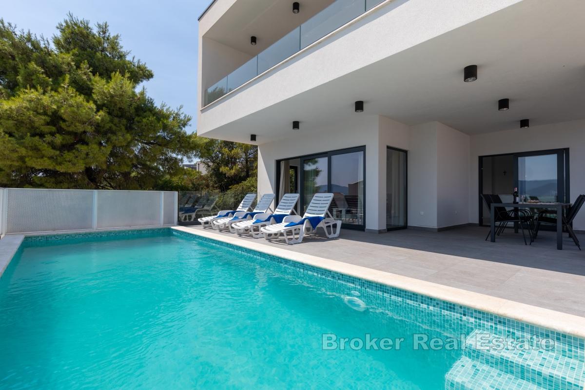 Villa mit Pool und Meerblick
