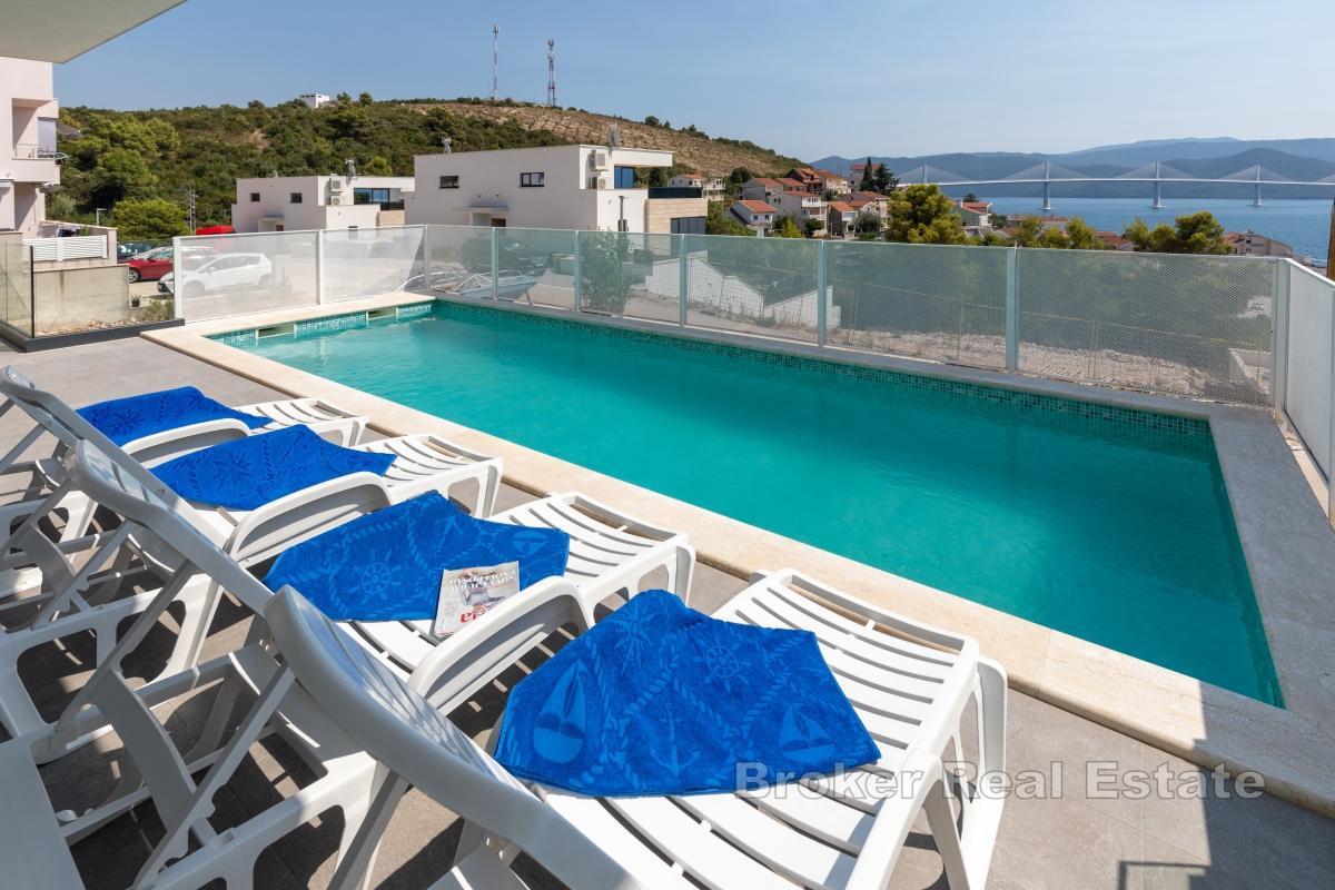 Villa mit Pool und Meerblick