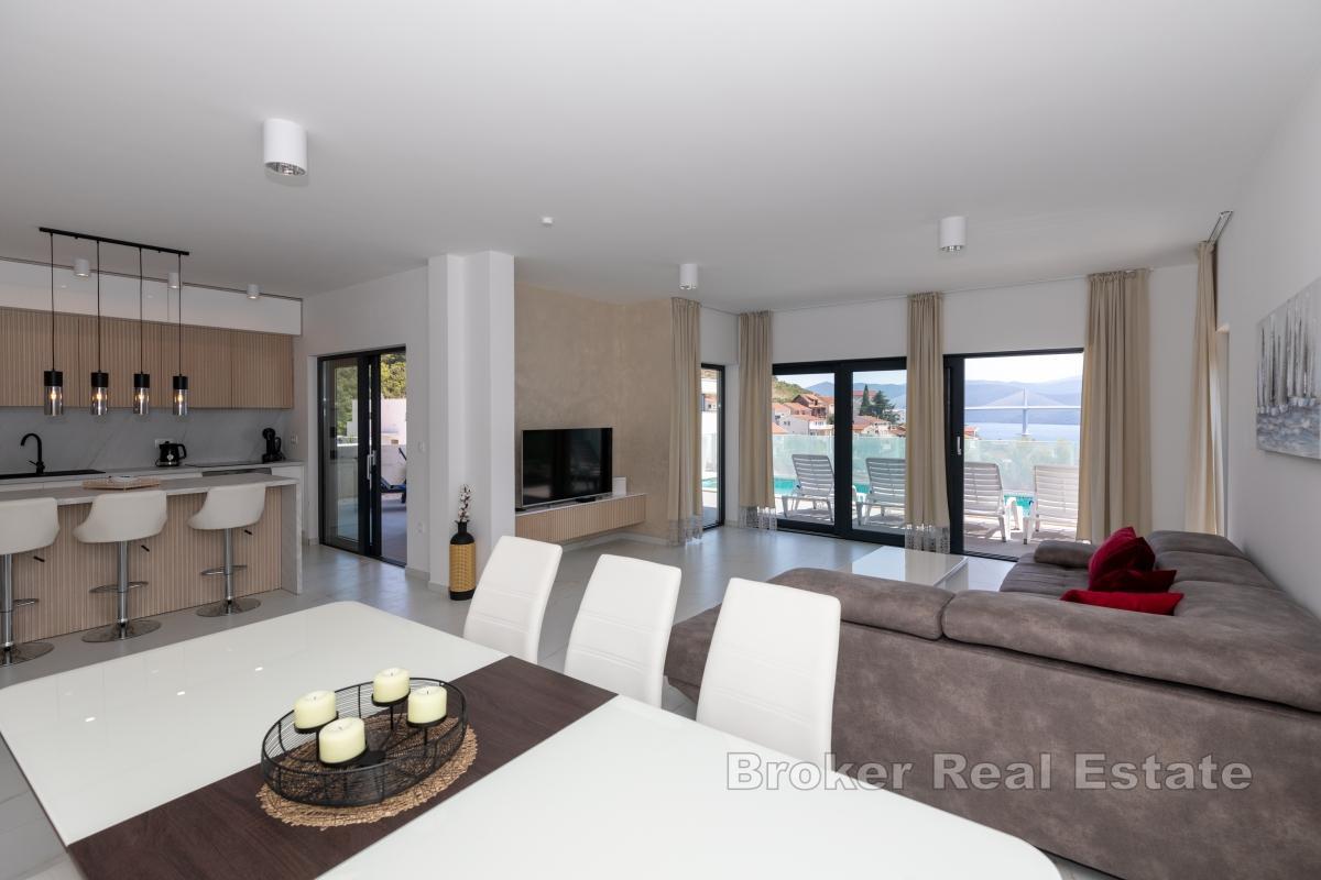 Villa mit Pool und Meerblick