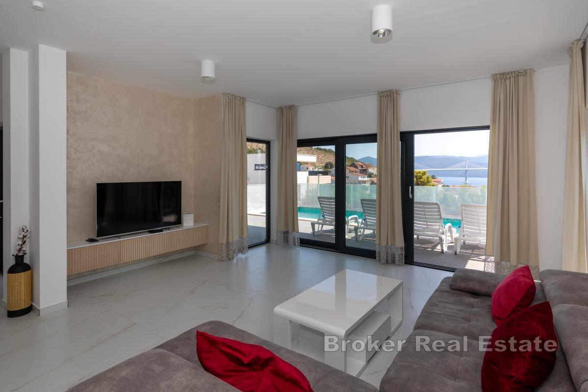 Villa mit Pool und Meerblick