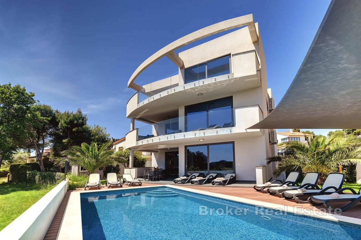 Villa mit Pool und Panoramablick aufs Meer