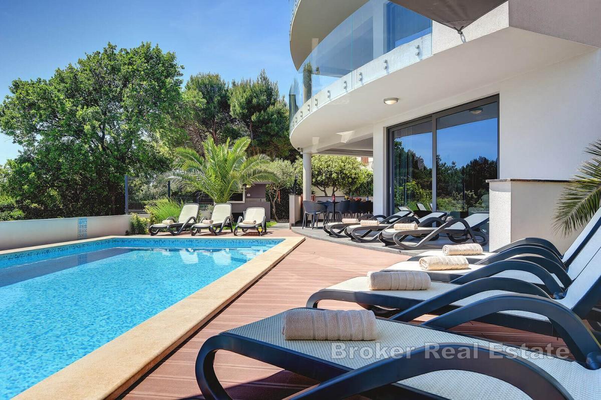 Villa mit Pool und Panoramablick aufs Meer
