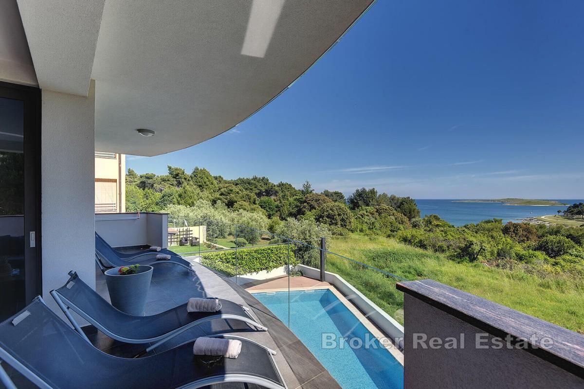 Villa mit Pool und Panoramablick aufs Meer