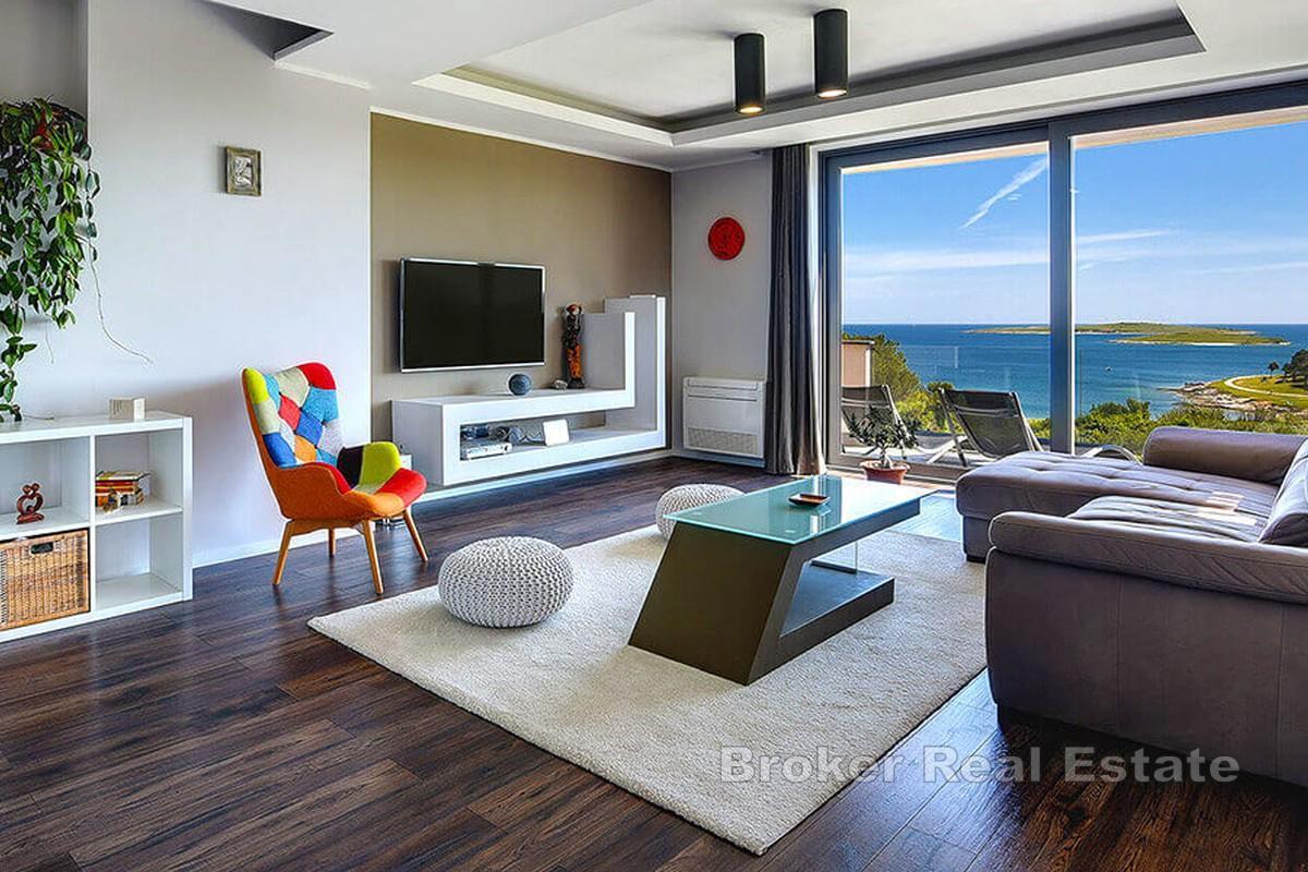 Villa mit Pool und Panoramablick aufs Meer