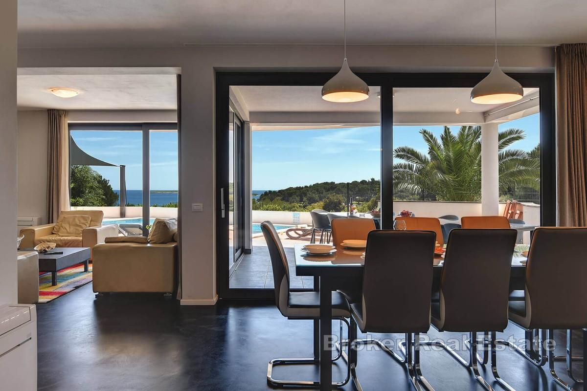 Villa mit Pool und Panoramablick aufs Meer