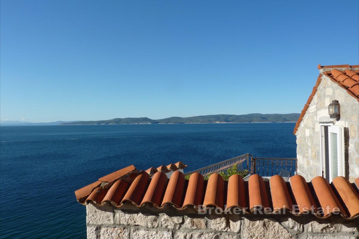 Maison en pierre avec vue sur mer