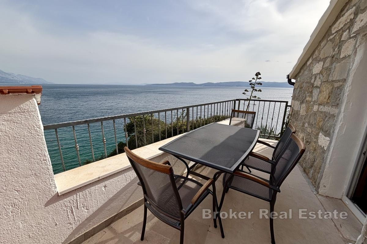 Maison en pierre avec vue sur mer