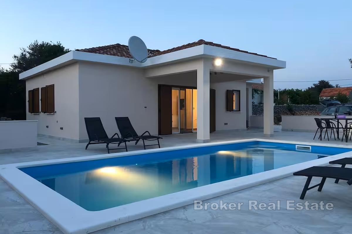 Casa su un unico piano con piscina e vista mare