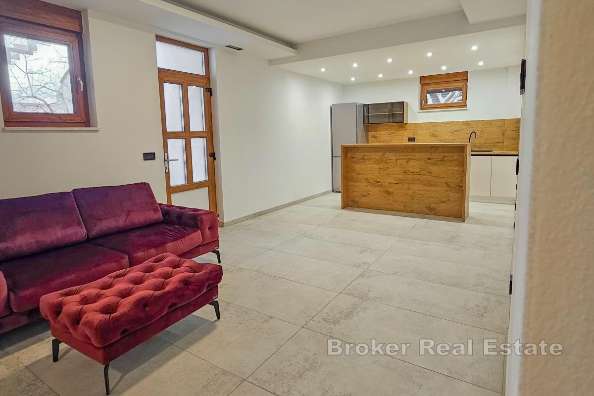 Elegant trevåningshus med pool