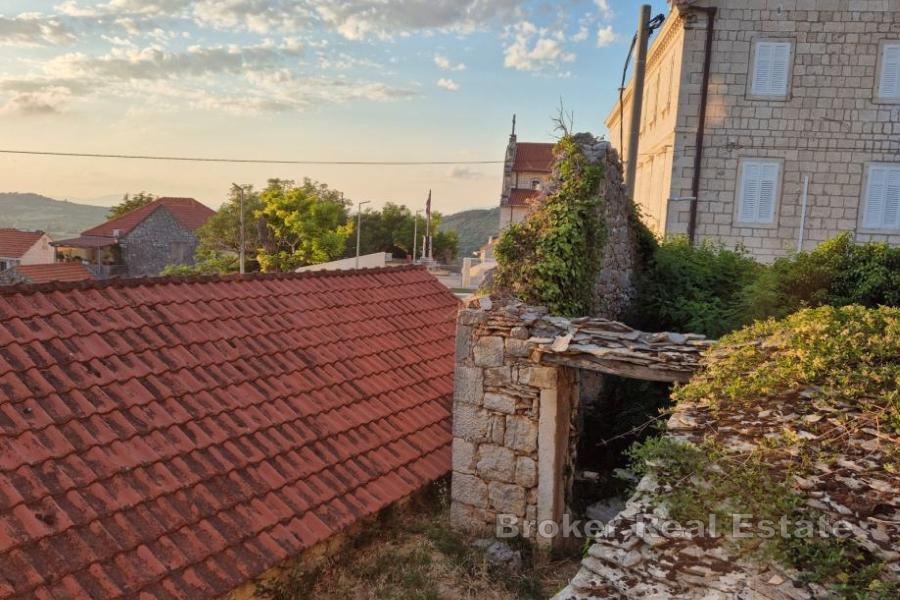 Dva kamenné domy k rekonstrukci