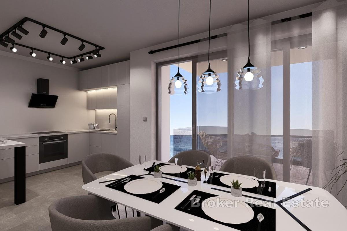 Modern etta vid havet