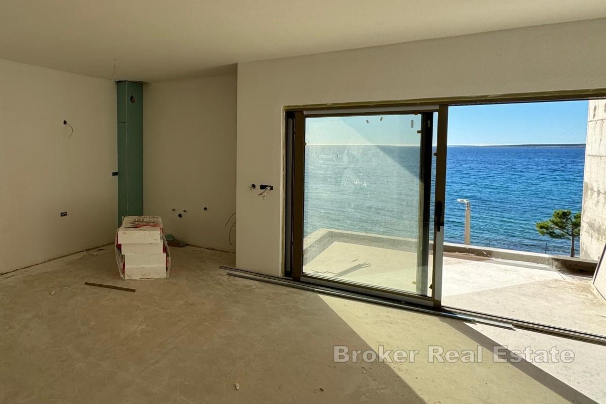 Modern etta vid havet