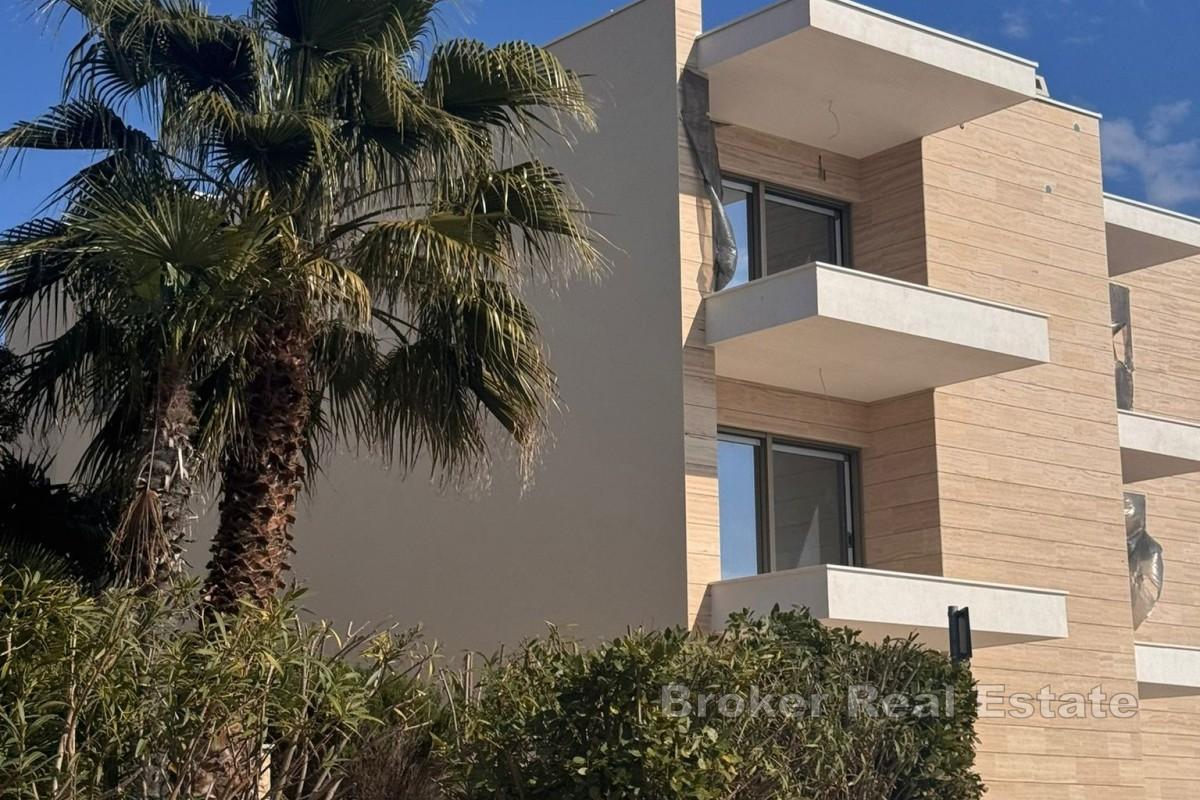 Modern etta vid havet