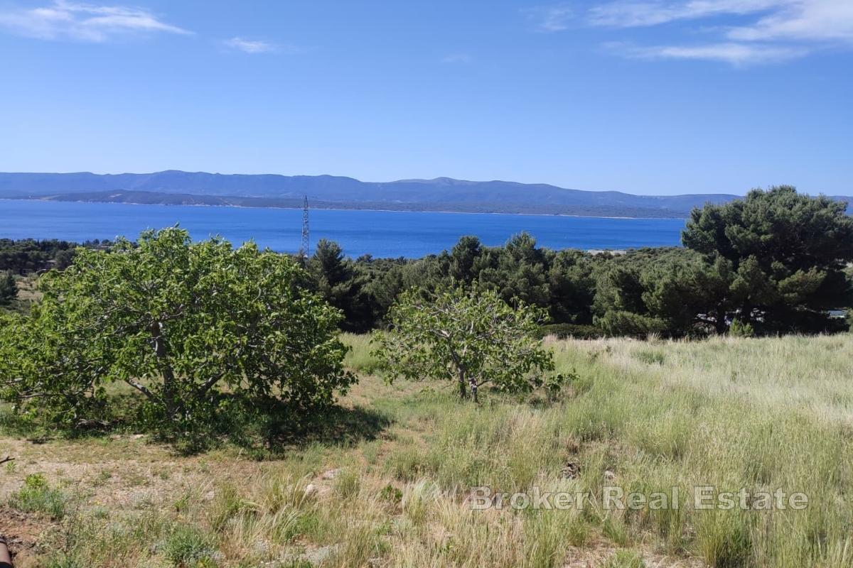 Attraente terreno a Brač con edificio a norma e vista mare aperta