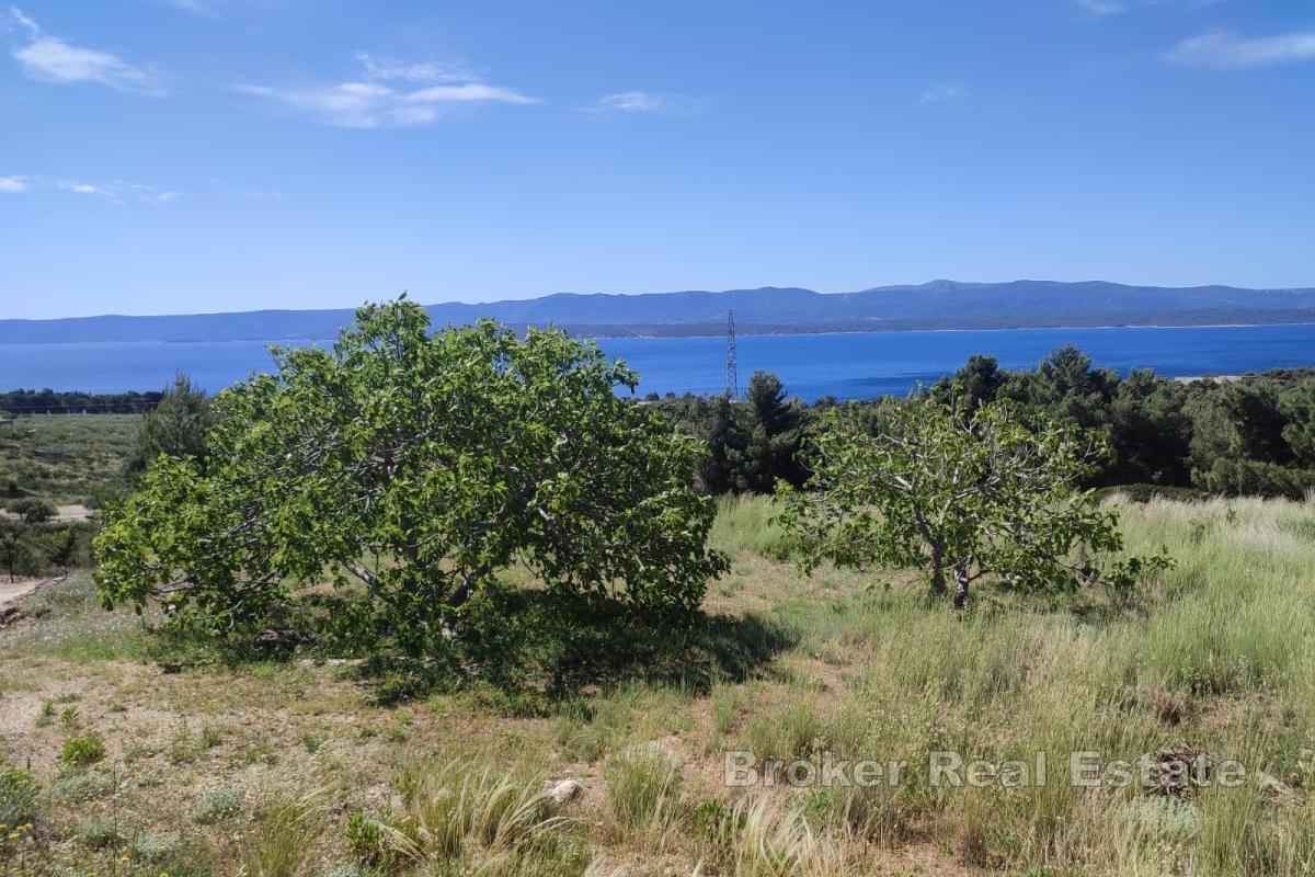 Attraente terreno a Brač con edificio a norma e vista mare aperta