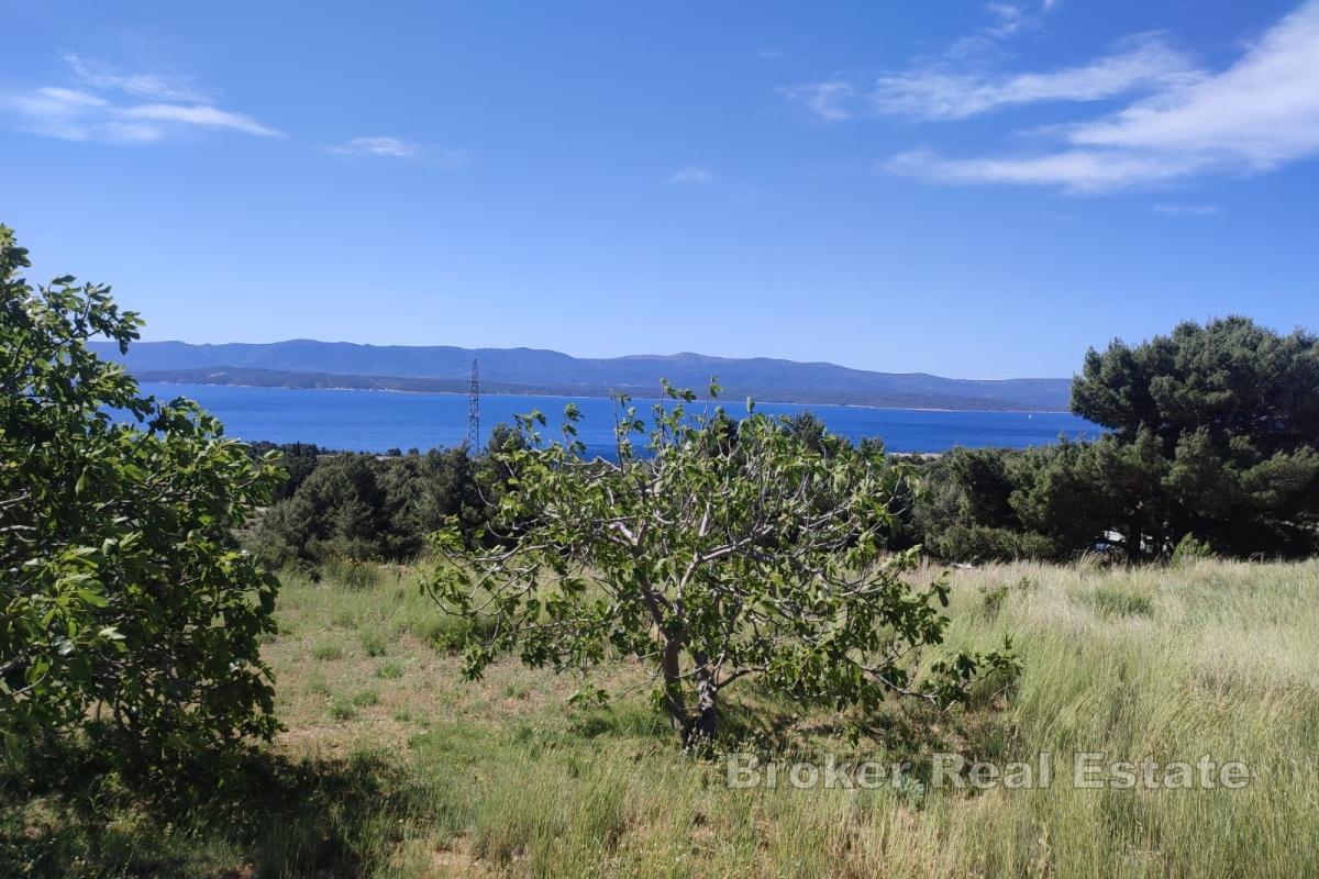 Attraente terreno a Brač con edificio a norma e vista mare aperta