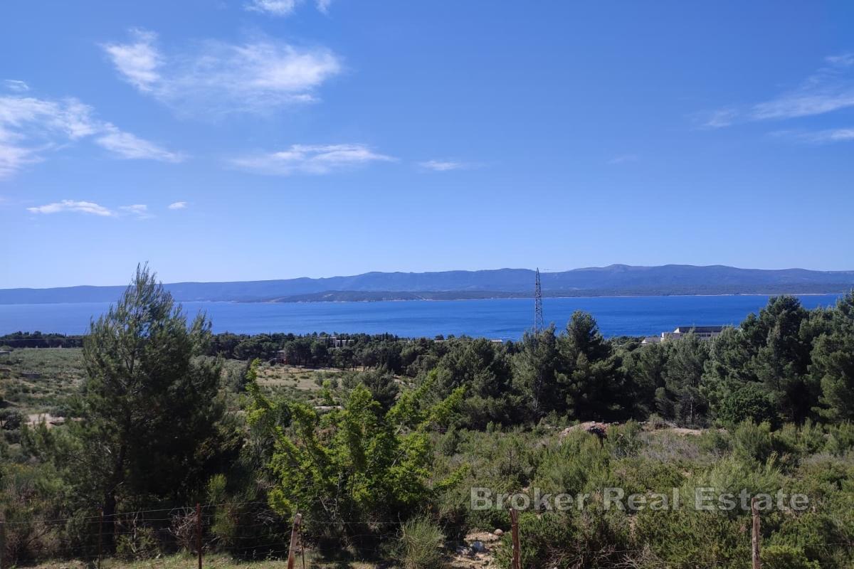Attraente terreno a Brač con edificio a norma e vista mare aperta