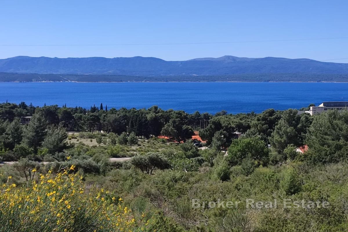 Attraente terreno a Brač con edificio a norma e vista mare aperta