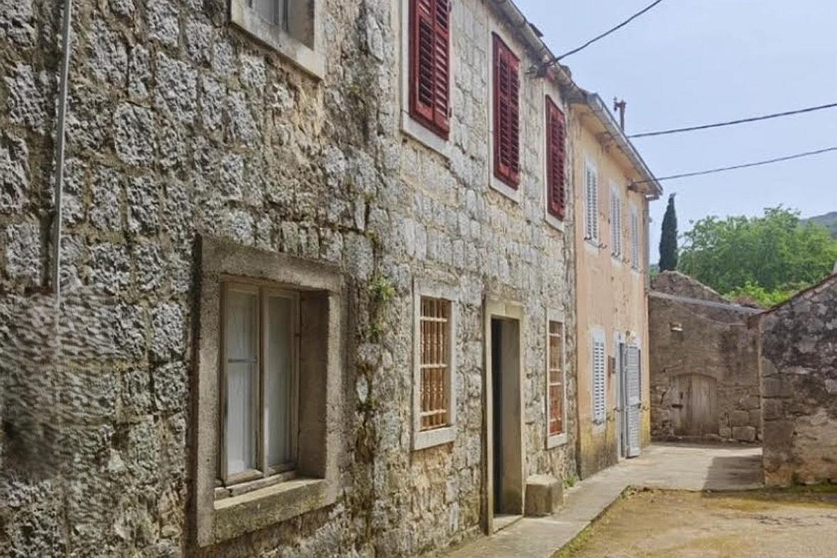 001-5515-30-Peljesac-Stone-house-in-a-row-for-sale