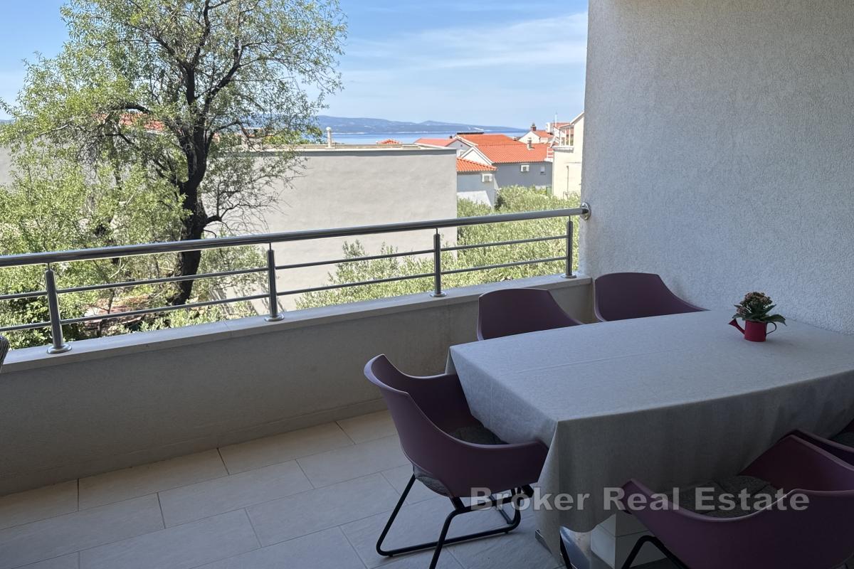 Geräumige 4-Zimmer-Wohnung mit Meerblick, Pool und Garage