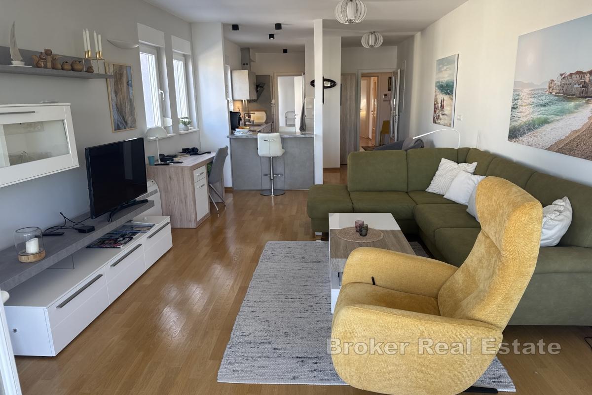Geräumige 4-Zimmer-Wohnung mit Meerblick, Pool und Garage