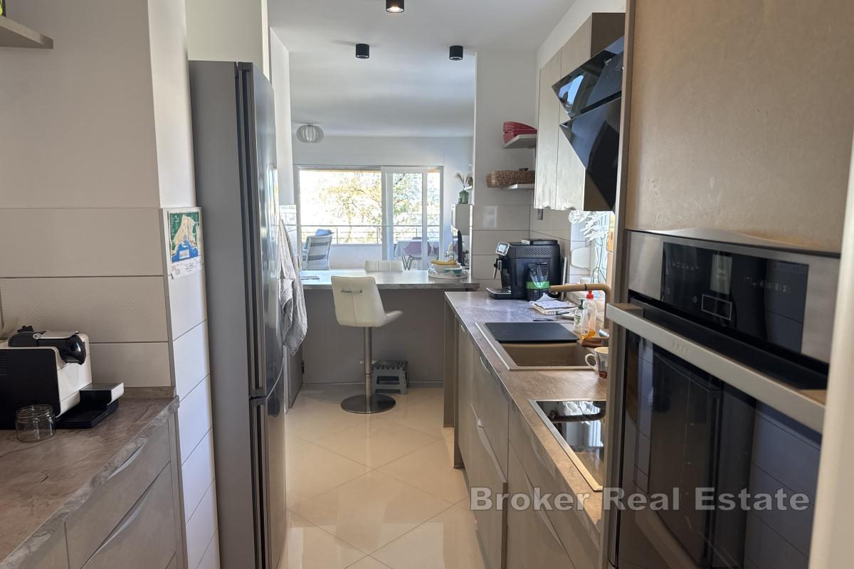 Geräumige 4-Zimmer-Wohnung mit Meerblick, Pool und Garage