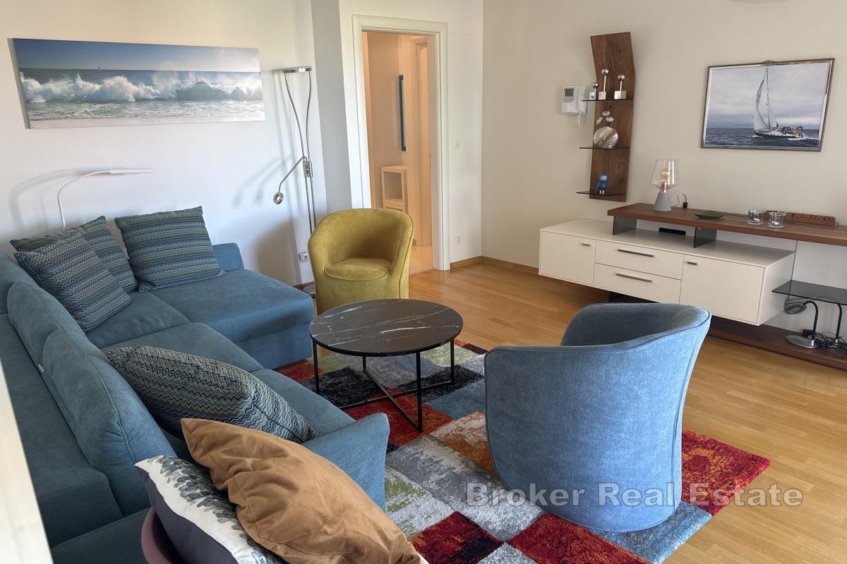 Geräumige 4-Zimmer-Wohnung mit Meerblick, Pool und Garage