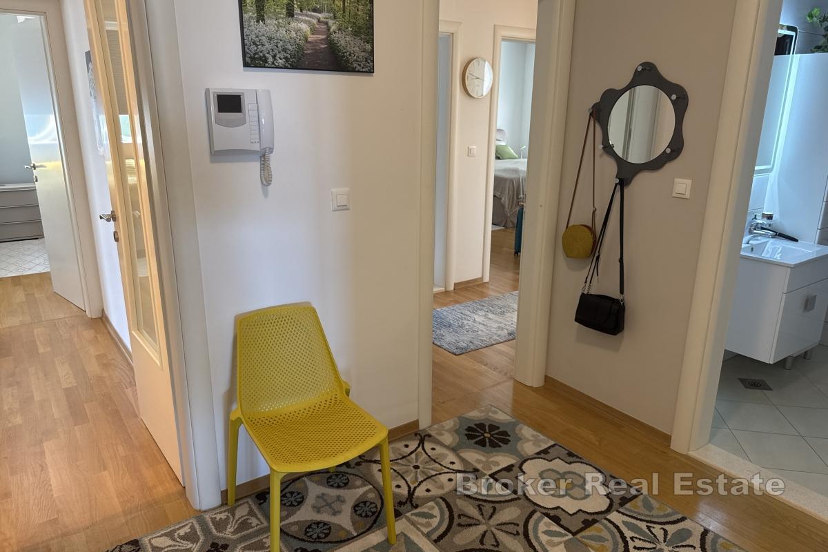 Geräumige 4-Zimmer-Wohnung mit Meerblick, Pool und Garage