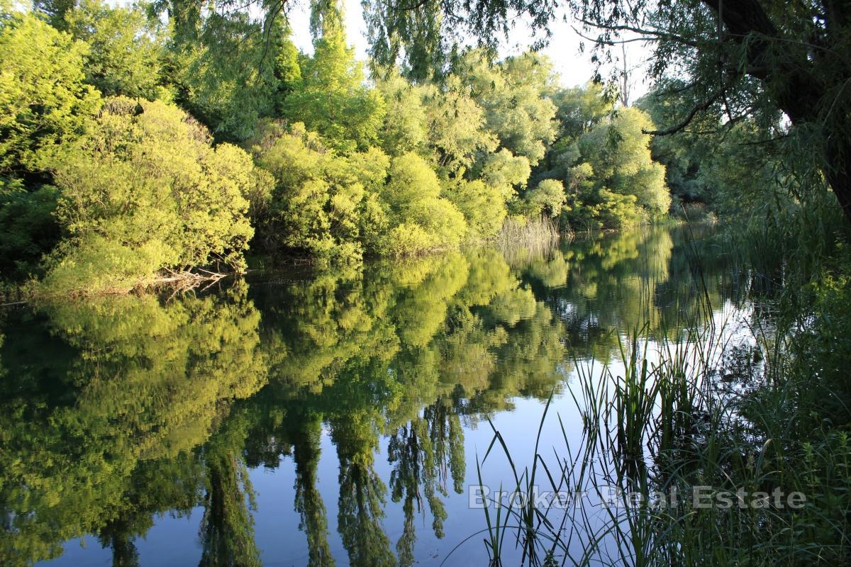 Terreno edificabile lungo il fiume Cetina con progetto e fondamenta già realizzate