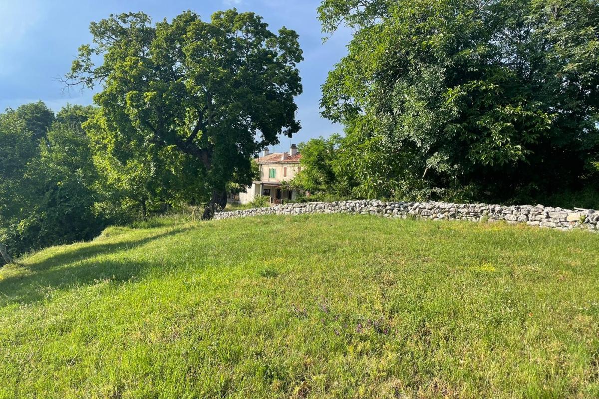 Terrain constructible dans un environnement naturel paisible