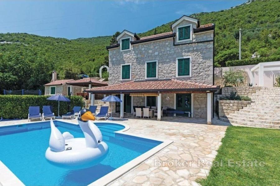 Kamena kuća s bazenom, u srcu prirode