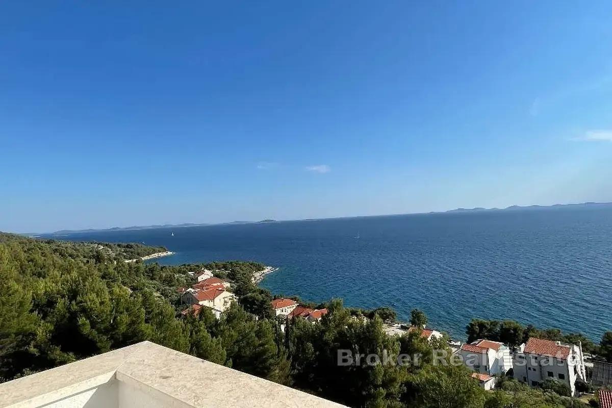 Due appartamenti con piscina e splendida vista mare